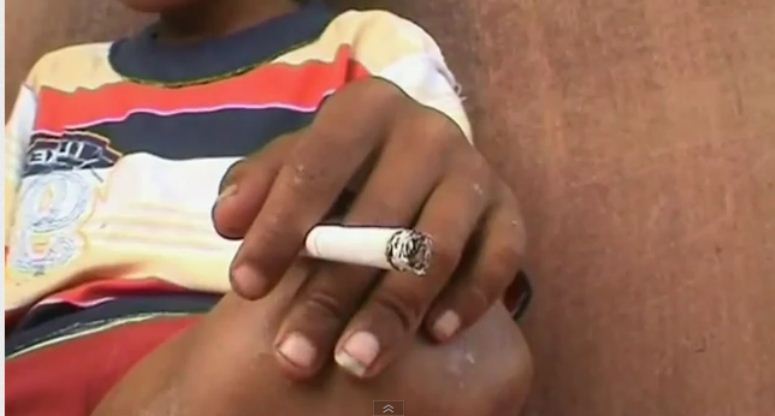 8-latek z Indonezji pali 25 papierosów dziennie