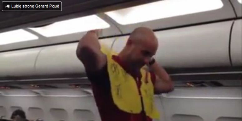 Hiszpański piłkarz udaje stewardessę!