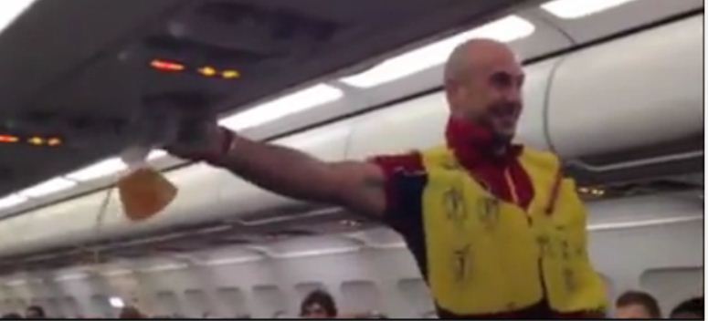 Pepe Reina udaje stewardessę