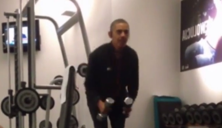 Barack Obama ćwiczy na siłowni bez obstawy