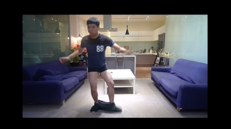 Chińczyk nakłada spodnie bez użycia rąk 